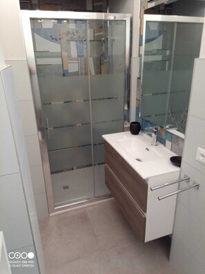 Sèche-cheveux, serviettes fournies, savon, papier toilette