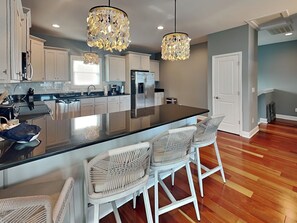 冷蔵庫、電子レンジ、オーブン、コンロ