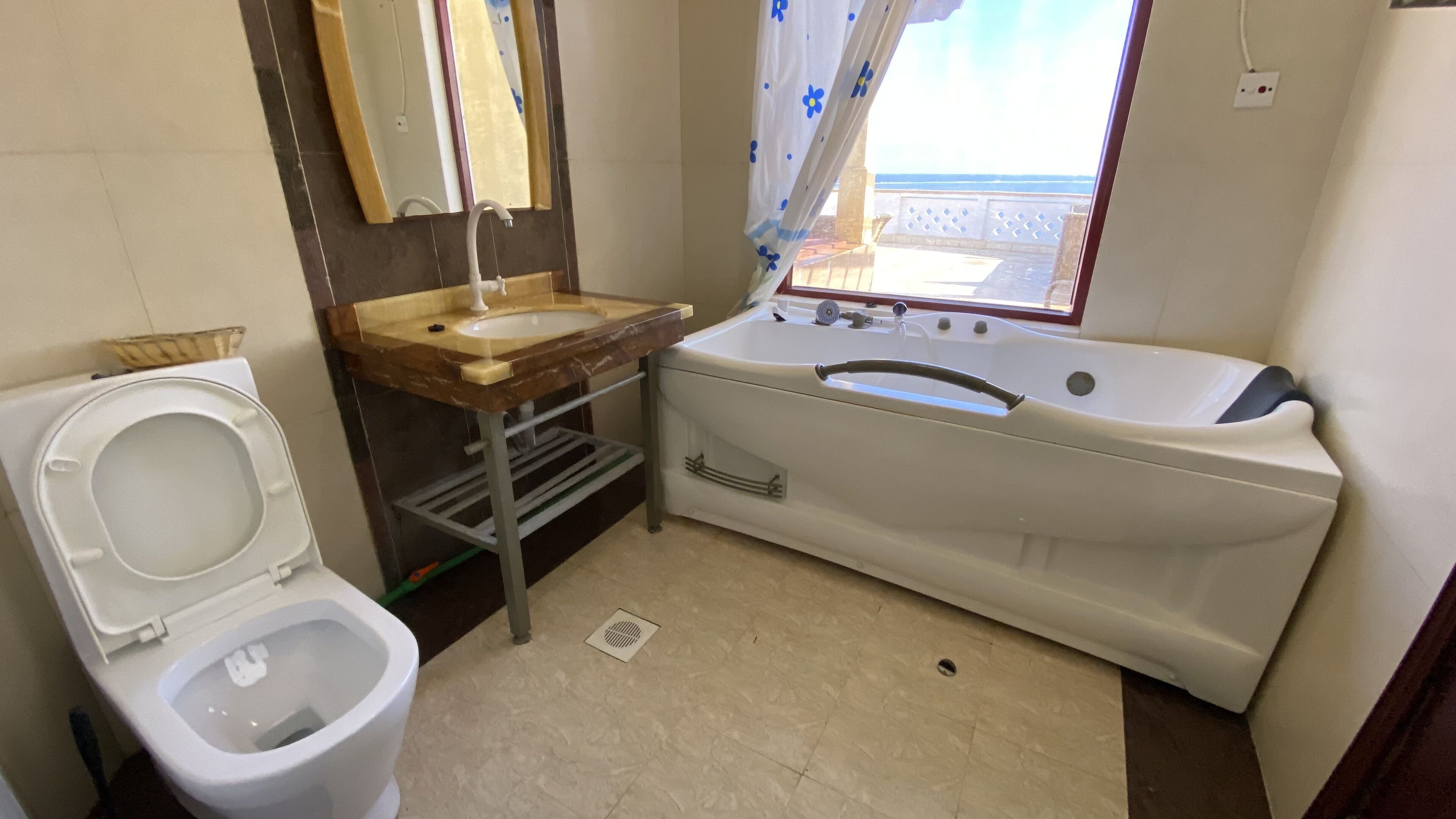 Ein Badezimmer mit Toilette, Waschbecken und Badewanne.