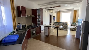Appartement majestueux | Aire de séjour | Téléviseur connecté de 24 po avec télévision numérique