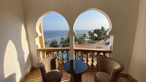 Grand Apartment | Balcony - Lux Suites Eden Seafront Apartments (Mombasa)