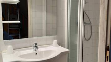 Een douche, handdoeken, toiletpapier