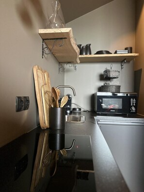 Comfort-studio | Yksityinen keittiö | Jääkaappi, mikroaaltouuni, liesi, espressokone