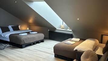 Comfort Studio | Desk