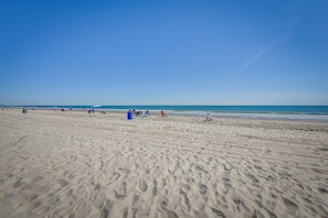 På stranden