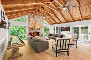 Smart-TV, peis, videospill og fotballspill