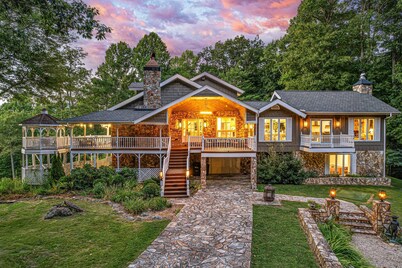 Luxury Home for 26| 18 Acres| 2 Great Rms| Hot Tub