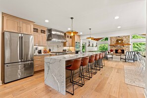 Kjøleskap, mikrobølgeovn, ovn og kokeplater