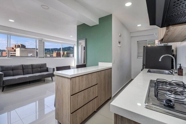 Fridge, microwave, stovetop, coffee/tea maker - New loft close to parque lleras with city View (Medellín)