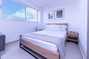1 habitación, escritorio, tabla de planchar con plancha y cuna de viaje 
