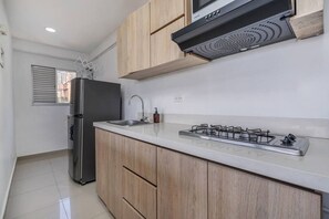 Frigorifero, microonde, piano cottura, macchina per tè/caffè