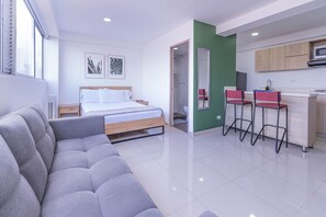 1 habitación, escritorio, tabla de planchar con plancha y cuna de viaje 
