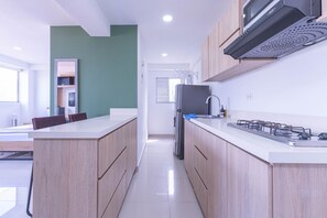 Fridge, microwave, stovetop, coffee/tea maker - New loft close to parque lleras with city View (Medellín)