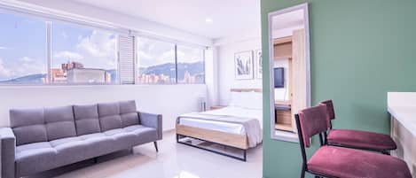 1 makuuhuone, työpöytä, silitysrauta/-lauta, vauvan matkasänky