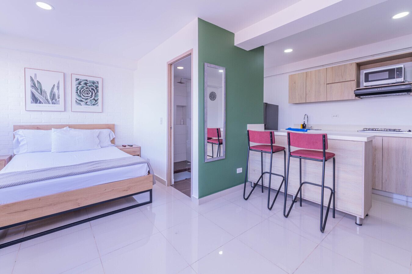 1 soverom, skrivebord, strykejern/-brett og reiseseng for barn