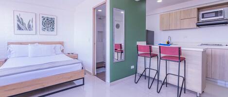 1 soverom, skrivebord, strykejern/-brett og reiseseng for barn