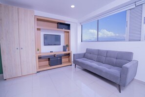 TV - New loft close to parque lleras with city View (Medellín)