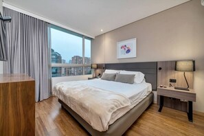 1 sovrum, skrivbord, strykjärn/strykbräda och resesäng