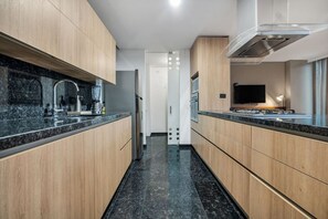 Køleskab, mikrobølgeovn, ovn, kogeplade