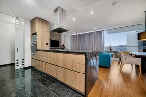 Kylskåp, mikrovågsugn, ugn och spishäll