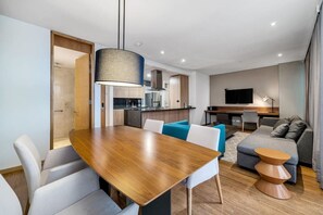 TV - Luxury apt El Tesoro with AC and city view (Medellín)