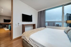 1 soverom, skrivebord, strykejern/-brett og reiseseng for barn