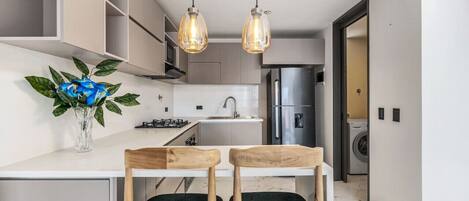 Réfrigérateur, micro-ondes, four, plaque de cuisson