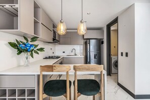 Refrigerador, microondas, horno y parrilla de estufa 