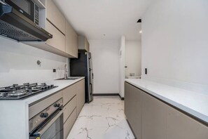 冷蔵庫、電子レンジ、オーブン、コンロ