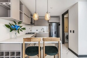 冷蔵庫、電子レンジ、オーブン、コンロ