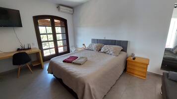 Desk, laptop workspace, iron/ironing board, free WiFi