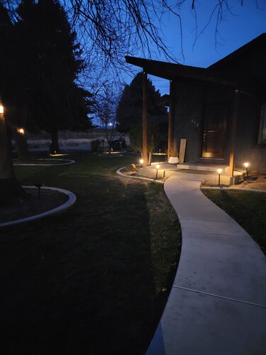 Experience Prosser in style: Cozy wine country 2BR retreat with 5 beds.