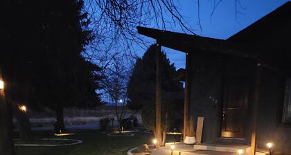 Experience Prosser in style: Cozy wine country 2BR retreat with 5 beds.