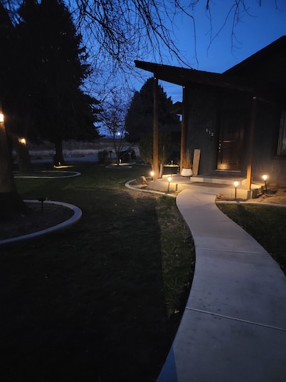 Experience Prosser in style: Cozy wine country 2BR retreat with 5 beds.