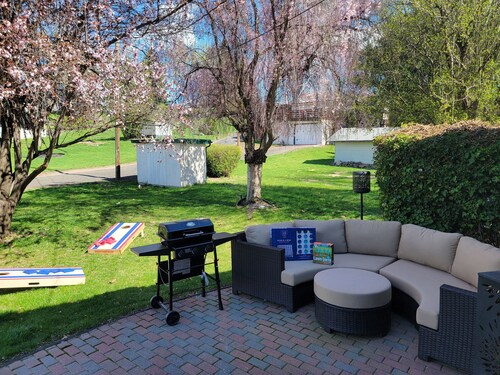 Experience Prosser in style: Cozy wine country 2BR retreat with 5 beds.