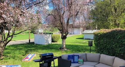 Experience Prosser in style: Cozy wine country 2BR retreat with 5 beds.