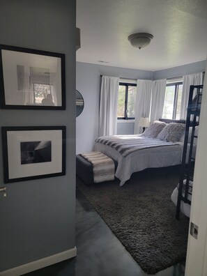 2 bedrooms, in-room safe, iron/ironing board, free WiFi