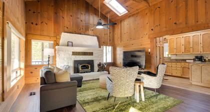 Waterfront Mariposa Vacation Rental w/ Hot Tub