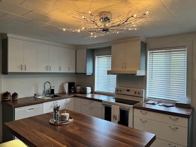 Appartement 5 1/2 à Proximité des Attractions de la Route du Fjord !