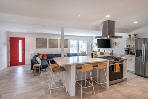 Fridge, microwave, oven, stovetop - Sunny Vista | Pool + Spa w/ Mountain Views (Palm Springs)