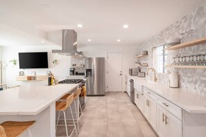 Fridge, microwave, oven, stovetop - Sunny Vista | Pool + Spa w/ Mountain Views (Palm Springs)