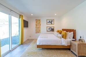 4 bedrooms, desk, iron/ironing board, travel cot - Sunny Vista | Pool + Spa w/ Mountain Views (Palm Springs)