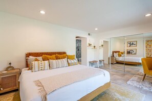 4 bedrooms, desk, iron/ironing board, travel crib - Sunny Vista | Pool + Spa w/ Mountain Views (Palm Springs)