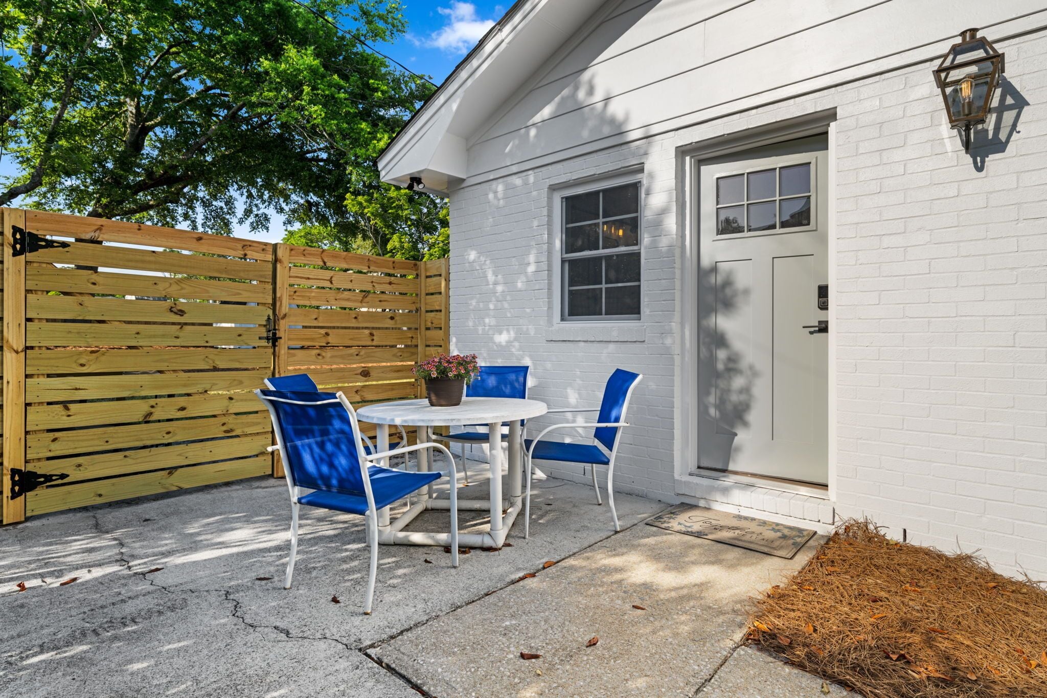 "Mini Farm House" just 3.8 miles to Wrightsville Beach! 