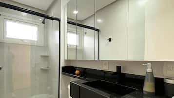 Apartamento | Banheiro | Chuveiro, toalhas de banho