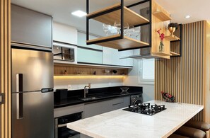 Apartment | Private kitchen | Fridge, microwave, oven, stovetop - Apartamento Morada do Sol Gramado (Gramado)