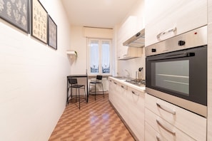 Fridge, microwave, oven, coffee/tea maker