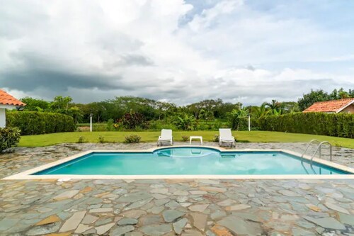 3BR, BBQ, PVT Pool, 4BTH Large Capacity Villa