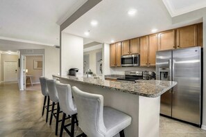 冷蔵庫、電子レンジ、オーブン、コンロ