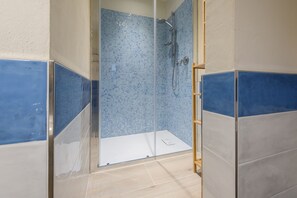 Comfort Apartment | Bathroom | Shower, hair dryer, towels, toilet paper - Tripoli by Mmega (Florence)